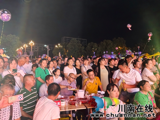 邊吃邊看演出.jpg