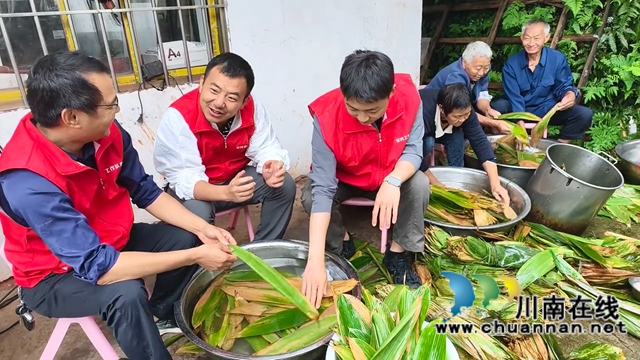 圖1：王韜（左二）與駐村工作隊(duì)員一起體驗(yàn)集體包粽子 周超文攝.jpg