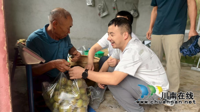 圖2：王韜等工作隊(duì)員助農(nóng)銷(xiāo)售獼猴桃 周超文.jpg