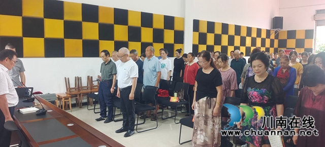 瀘縣老年大學(xué)歌唱班學(xué)員肅穆聆聽(tīng)警鐘1（游安緒攝）.jpg