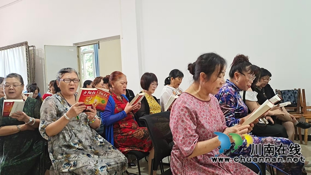 瀘縣老年大學(xué)歌唱班學(xué)員在演唱1（游安緒攝）.jpg