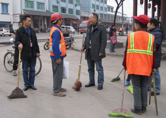 江門鎮(zhèn)：鎮(zhèn)長走進(jìn)清潔工 環(huán)境治理上下零距