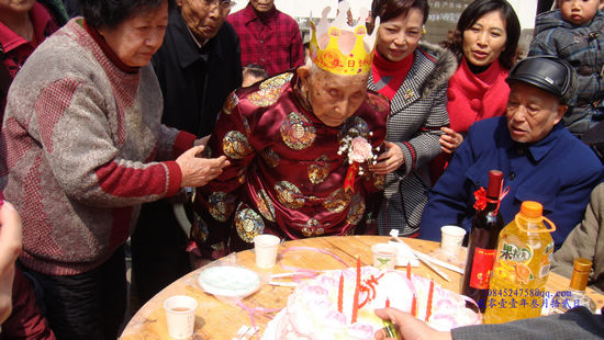 大山坪街道：百歲老人過生日 街道社區(qū)齊祝壽(圖2)