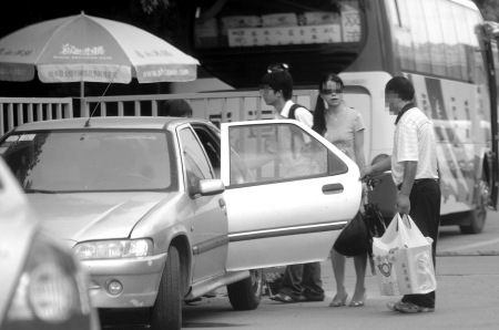 宜賓擬開(kāi)通城際包車應(yīng)對(duì)上百輛"黑車"(圖2)