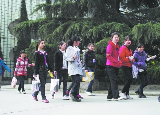 隆昌幼師校要求學生用透明袋 稱防帶零食進教室(圖1)