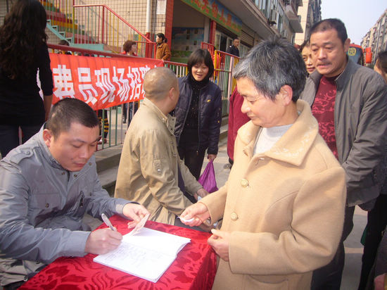 紅星街道：招聘會(huì)開到家門前(圖1)