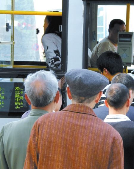 5月1日起 瀘州七旬老人免費(fèi)乘公交(圖)