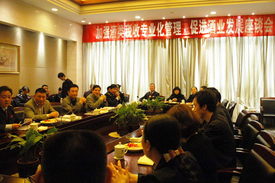龍馬潭區(qū)國(guó)稅局舉行酒類稅收專業(yè)化管理座談會(huì)(圖1)