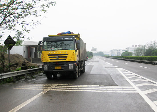 罰200元記6分 大貨車(chē)占用高速路應(yīng)急車(chē)道挨罰