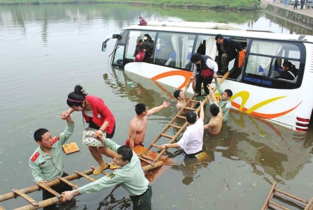 宜賓到瀘州一客車(chē)沖進(jìn)魚(yú)塘 水中搭救命人梯(圖2)