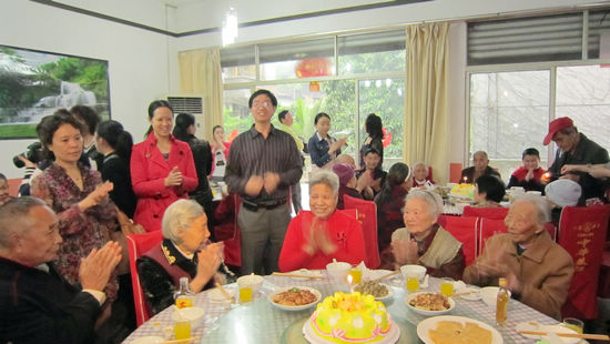 瀘州：福利院老人、孩子集體過生日