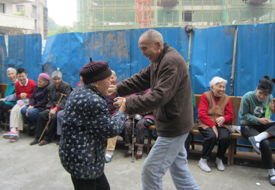 瀘州市福利院：春季游園會老人樂開懷(圖2)