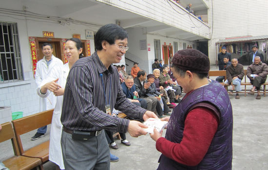 瀘州市福利院：春季游園會老人樂開懷(圖1)