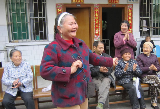 瀘州市福利院：春季游園會老人樂開懷(圖3)