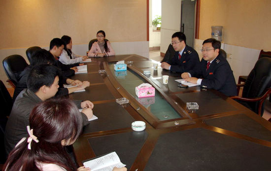 納溪區(qū)國(guó)稅局護(hù)國(guó)分局為大學(xué)生村官送稅法(圖1)