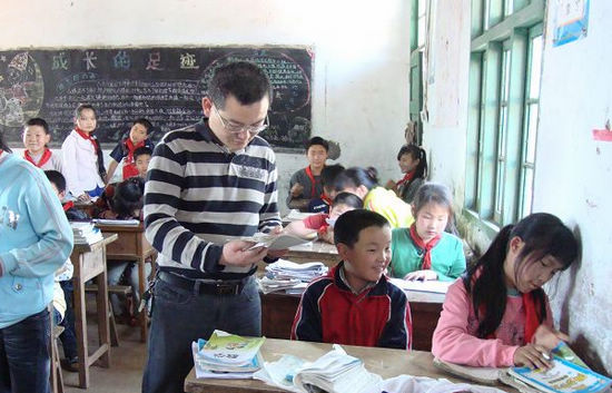 宜賓縣縣長(zhǎng)王光柱深入李場(chǎng)鎮(zhèn)調(diào)研教育工作