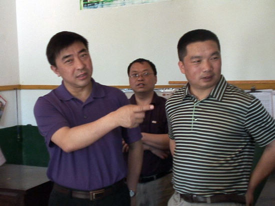 宜賓縣縣長(zhǎng)王光柱深入李場(chǎng)鎮(zhèn)調(diào)研教育工作(圖1)