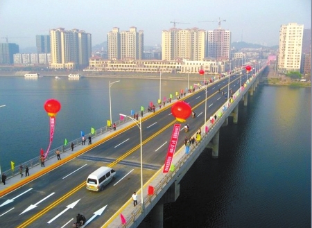 停渡通橋 簡陽萬人踩新橋(圖1)