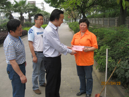 瀘州市總工會領導蒞臨環(huán)衛(wèi)三所慰問省勞模劉城均
