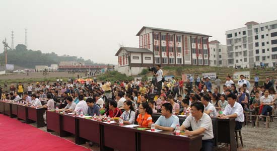 五一小長假 天仙硐風景區(qū)歌舞升騰樂翻天(圖2)