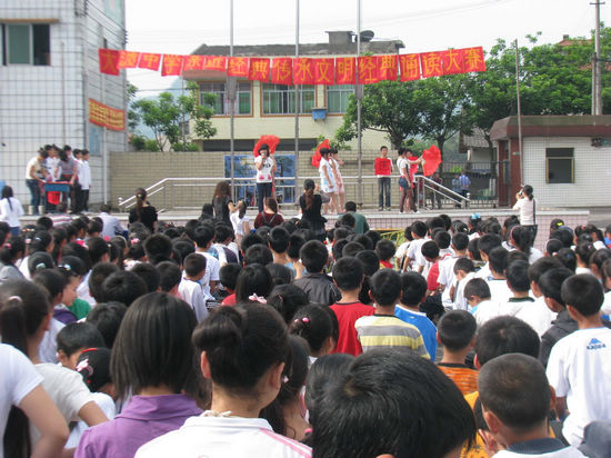 大渡口鎮(zhèn)：學(xué)生誦讀中華經(jīng)典，愉快過“五四”(圖1)