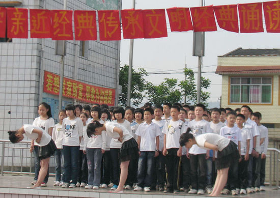 大渡口鎮(zhèn)：學(xué)生誦讀中華經(jīng)典，愉快過“五四”