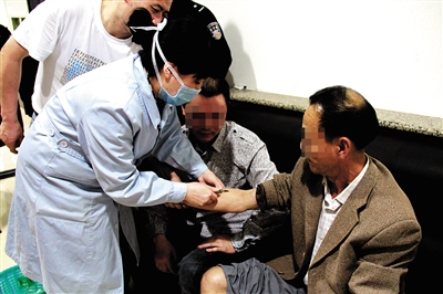“醉駕入刑”：內江市查獲首例酒后駕駛(圖1)