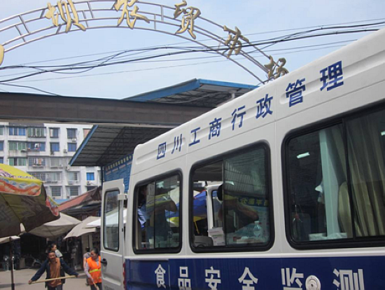 瀘州工商局食品快速檢測車開進城郊農貿市場(圖1)