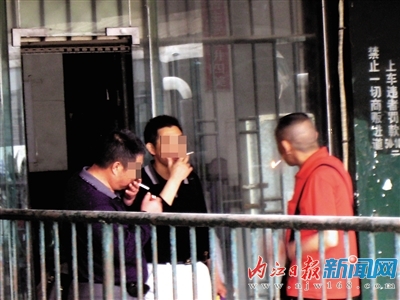 禁煙令已行十天 內(nèi)江部分車(chē)站依然“煙霧蒙蒙”(圖1)