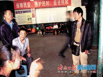 禁煙令已行十天 內(nèi)江部分車(chē)站依然“煙霧蒙蒙”(圖2)