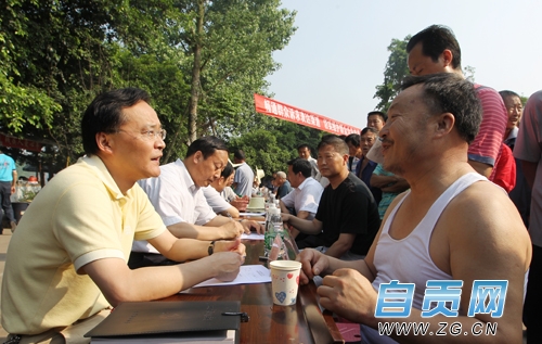 自貢市領(lǐng)導(dǎo)“擺攤”接訪 聽取民生為民解難