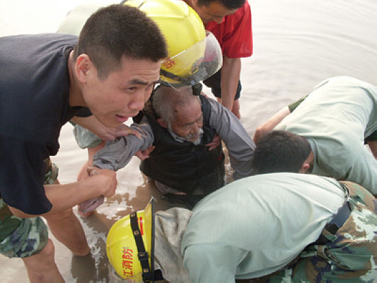 七旬老人身陷河灘流沙十小時(shí) 消防官兵緊急救援(圖2)