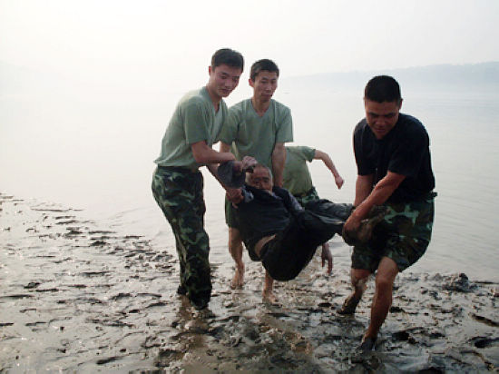 七旬老人身陷河灘流沙十小時(shí) 消防官兵緊急救援(圖3)