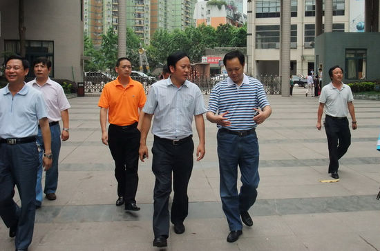龍馬潭區(qū)副區(qū)長(zhǎng)毛漢東考察重慶君和實(shí)業(yè)有限公司(圖1)