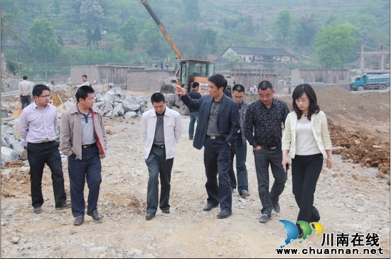 敘永縣領(lǐng)導(dǎo)到落卜鎮(zhèn)視察新農(nóng)村建設(shè)工作(圖1)