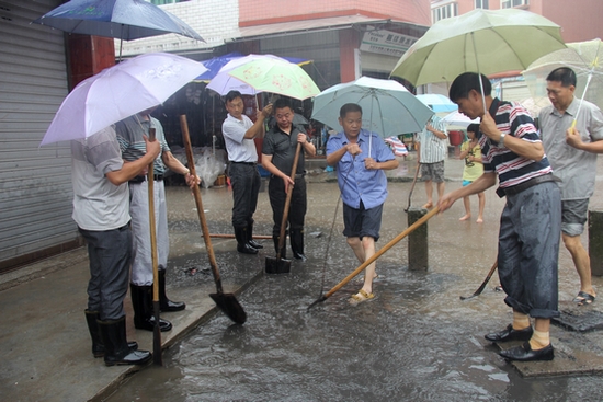 毗盧鎮(zhèn)：暴雨突襲  搶險(xiǎn)一線(xiàn)(圖1)