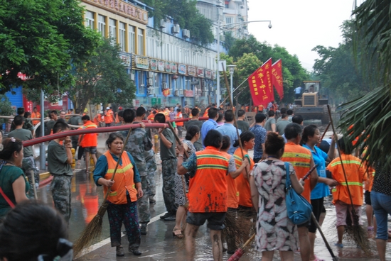 大山坪街道山巖腦社區(qū)：同奏戰(zhàn)洪凱歌(圖1)