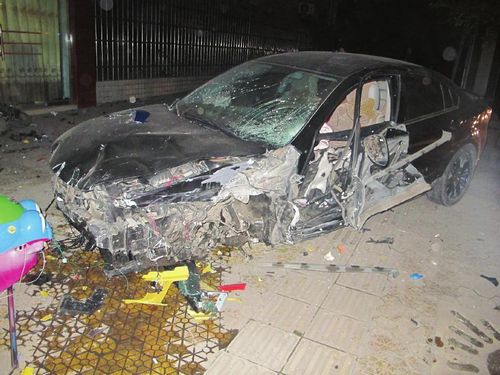 瀘州醉酒司機(jī)駕車連撞7車致1死4傷(圖1)
