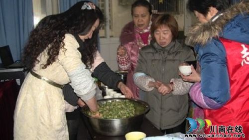 大山坪街道：跨年餃子宴 老人樂(lè)開懷(圖1)