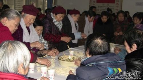 大山坪街道：跨年餃子宴 老人樂(lè)開懷(圖2)