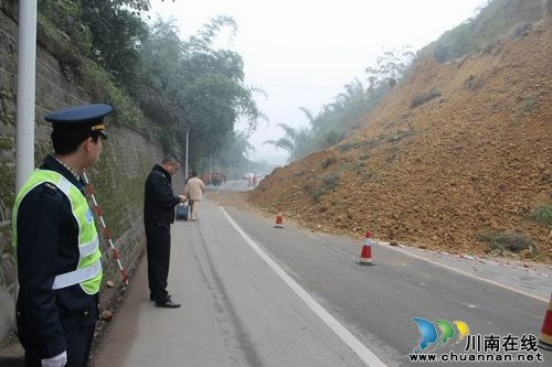 山體塌方 瀘州交警全力疏導(dǎo)交通(圖1)