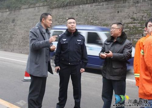 山體塌方 瀘州交警全力疏導(dǎo)交通(圖2)