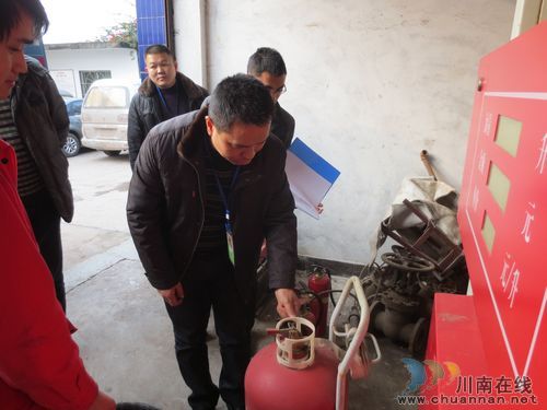 太伏鎮(zhèn):開展易燃易爆場所消防安全大排查(圖2) 太伏鎮(zhèn):開展易燃易爆場所消防安全大排查(圖2)