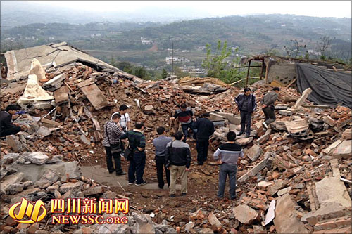 宜賓一民房突然坍塌 村民徒手刨出2名生還者(圖3)