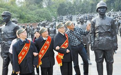 內(nèi)江籍丁方蕘等中國(guó)遠(yuǎn)征軍老兵闊別70年再相聚(圖2)