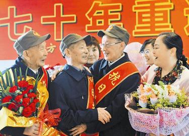 內(nèi)江籍丁方蕘等中國(guó)遠(yuǎn)征軍老兵闊別70年再相聚(圖1)