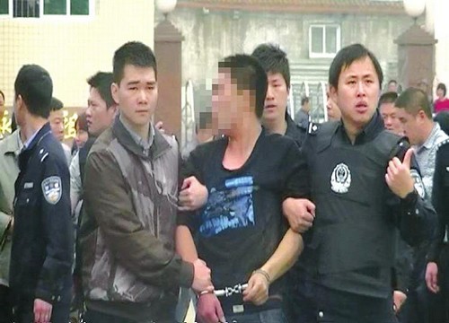瀘州：丈夫持刀挾持妻子 鬧市駕車逃逸被逼停(圖2)