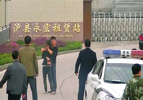 瀘州：丈夫持刀挾持妻子 鬧市駕車逃逸被逼停(圖1)