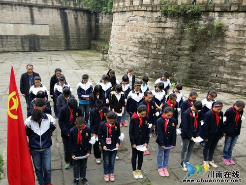 清明時節(jié) 華陽街道學校師生在烈士墓前接受情感教育(圖2)