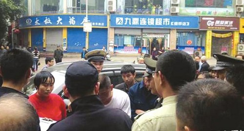 自貢:菜農(nóng)手握秤砣一揮 城管頭部被擊當(dāng)場倒地(圖1)
